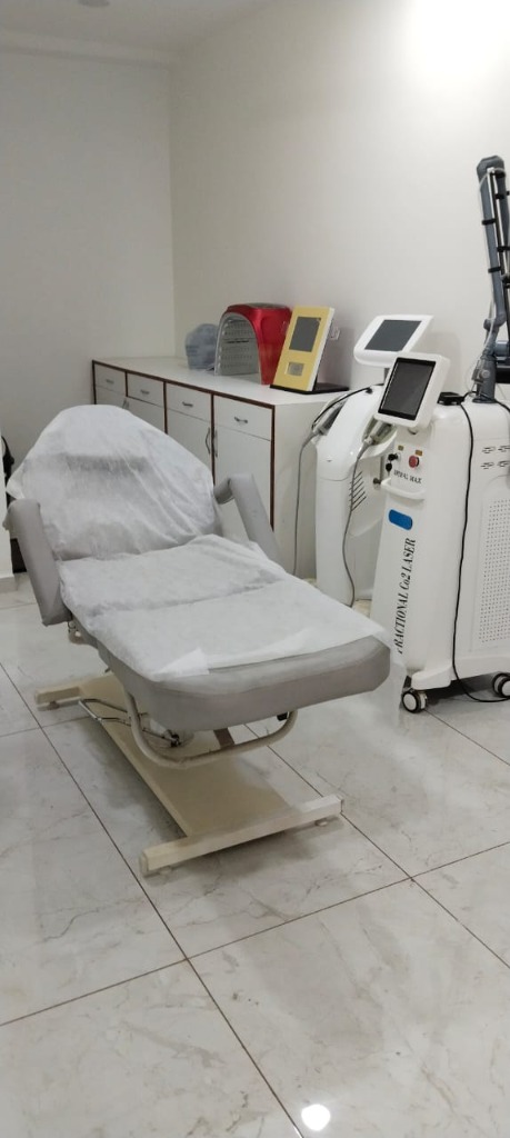 Advanced aesthetic treatment room and procedure bed at Advance Cosmo Care